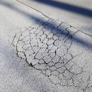さいたま市が案内する道路の舗装にできた穴（路面損傷）の写真